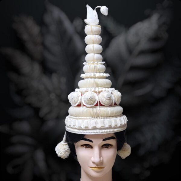 Shola Ghar’s Bridal Topor is perfectly designed for the Groom