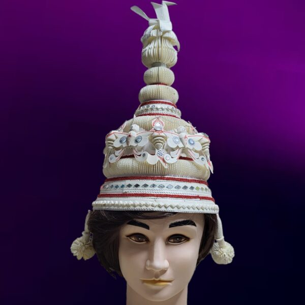 Shola Ghar’s Bridal Topor is perfectly designed for the Groom