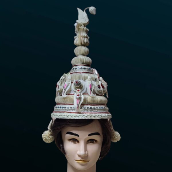 Shola Ghar's Bridal Topor is perfectly designed for the Groom