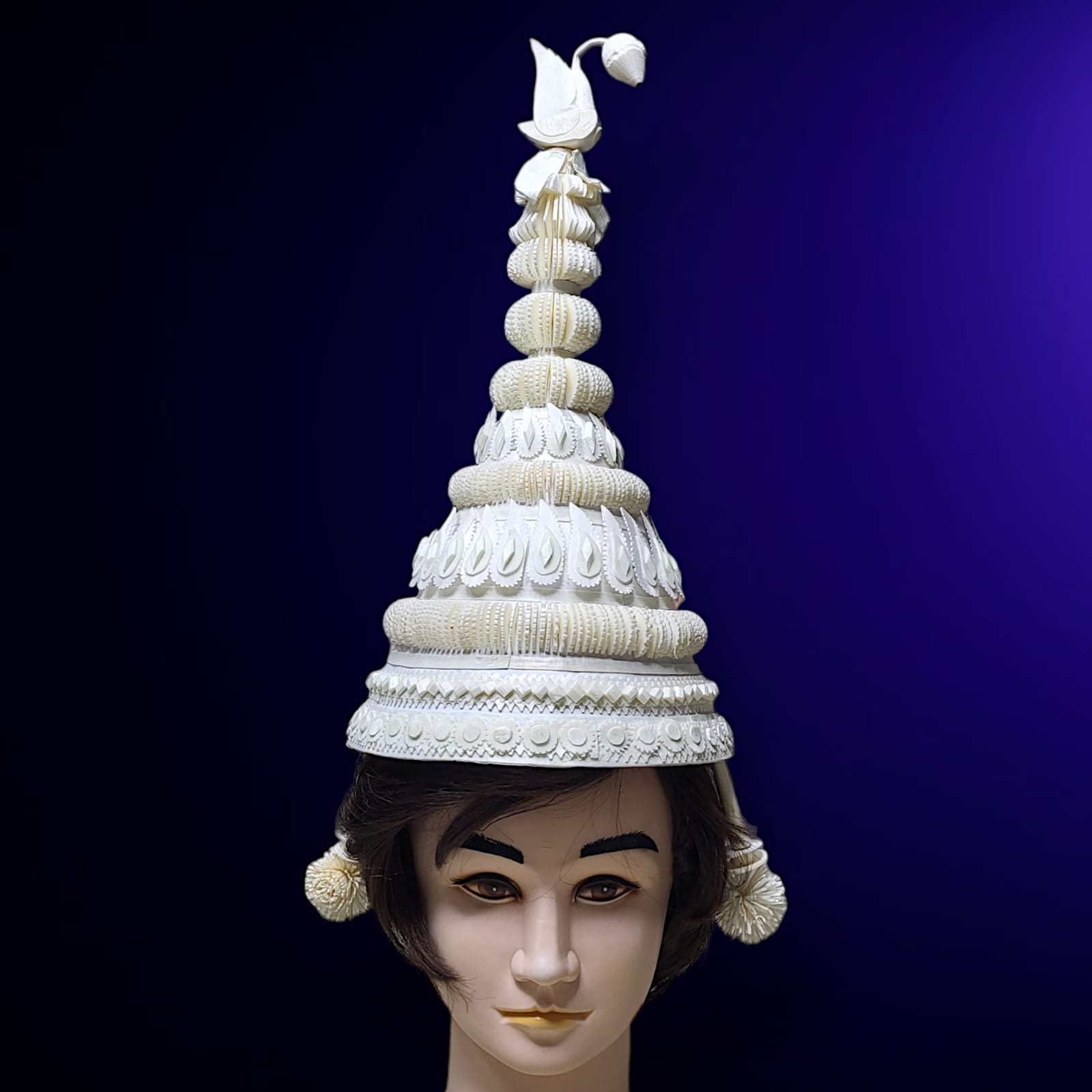 Shola Ghar's Bridal Topor is perfectly designed for the Groom